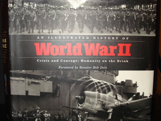 An Illustrated History of World War II: Crisis and Courage: Humanity on the Brink